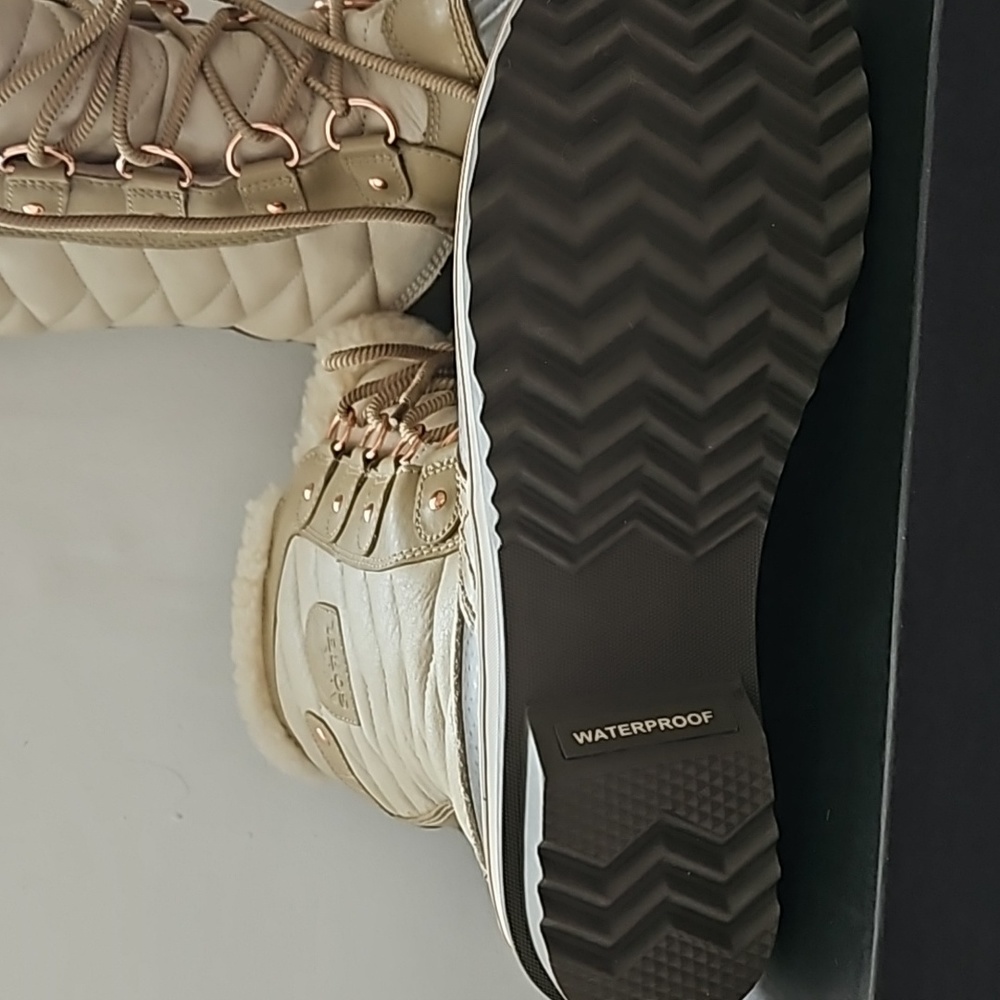 Boots - Picture 3 of 7